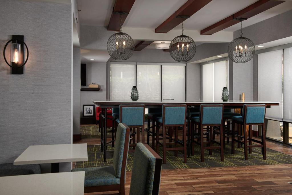 Hampton Inn Atlanta-Cumberland Mall/Cobb Galleria Area image 19